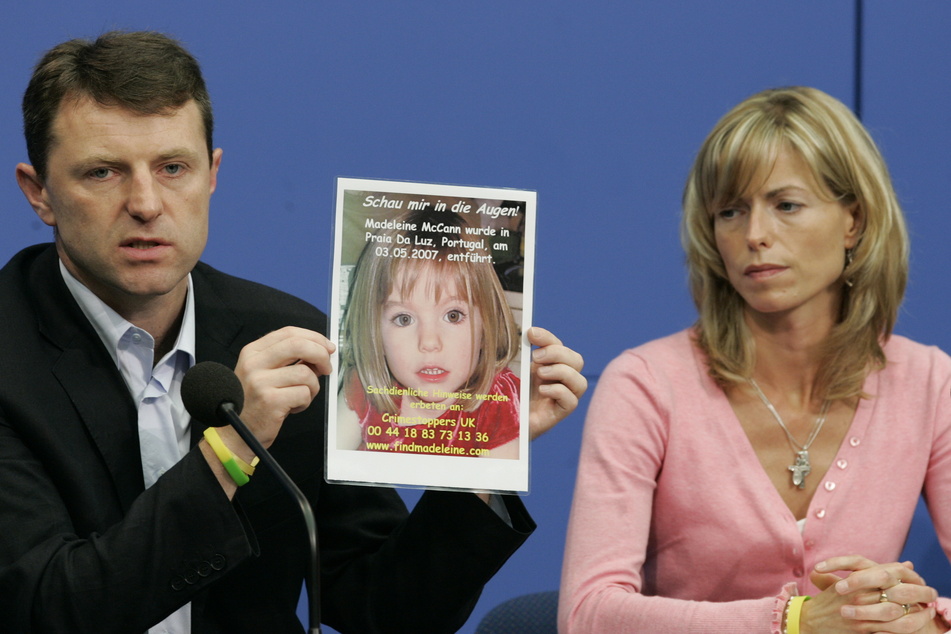 Maddies Eltern Gerry (l.) und Kate während einer Pressekonferenz 2007. 15 Jahre später löst eine junge Frau aus Polen wieder Hoffnung aus.