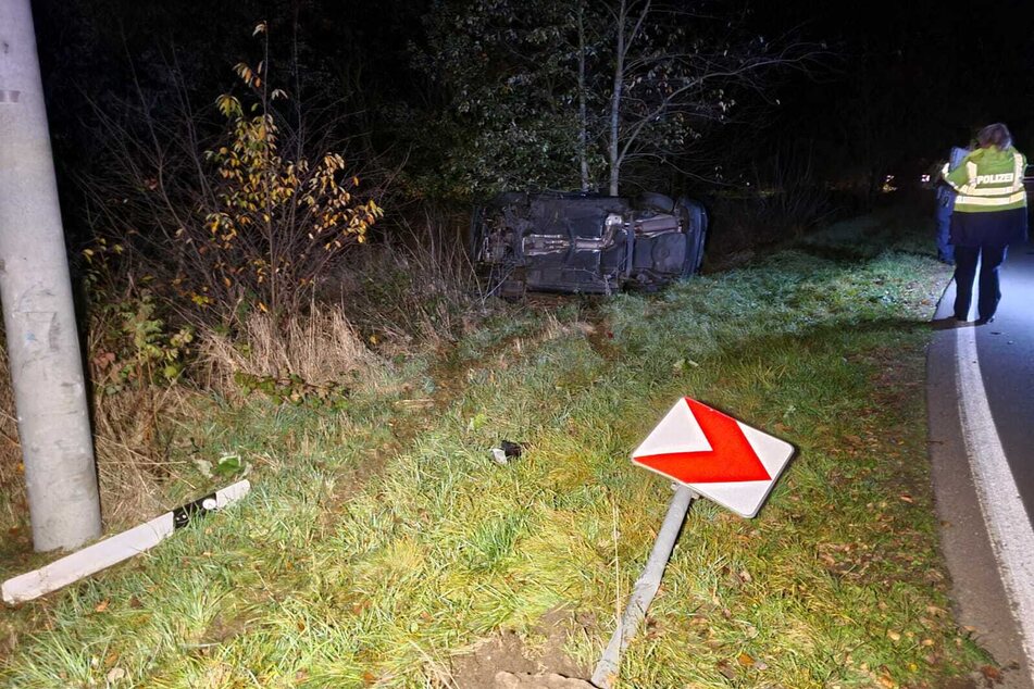 Der Fahrer war in einer Rechtskurve nach links von der Fahrbahn abgekommen. Darauf fuhr der Wagen ein Richtungsschild um und überschlug sich.