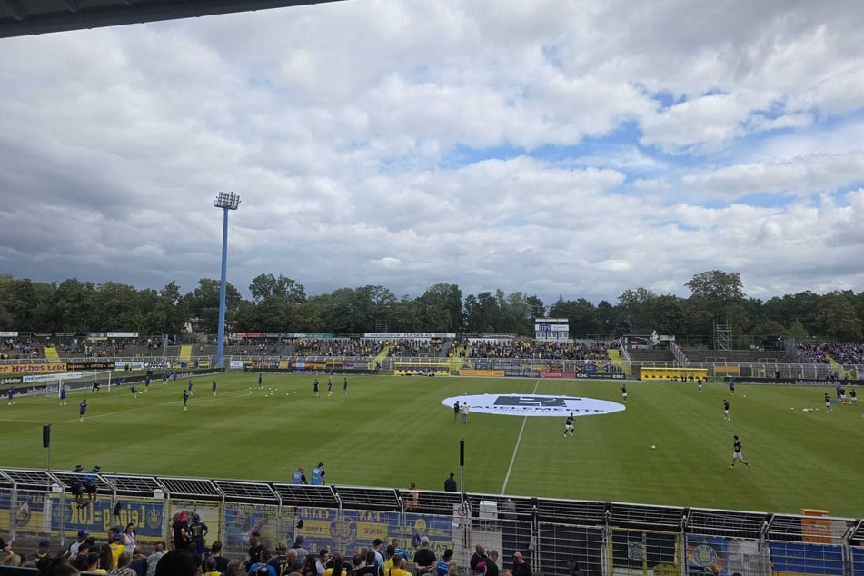 "0 Minuten vor dem Anpfiff ist das Stadion schon sehr gut gefüllt.