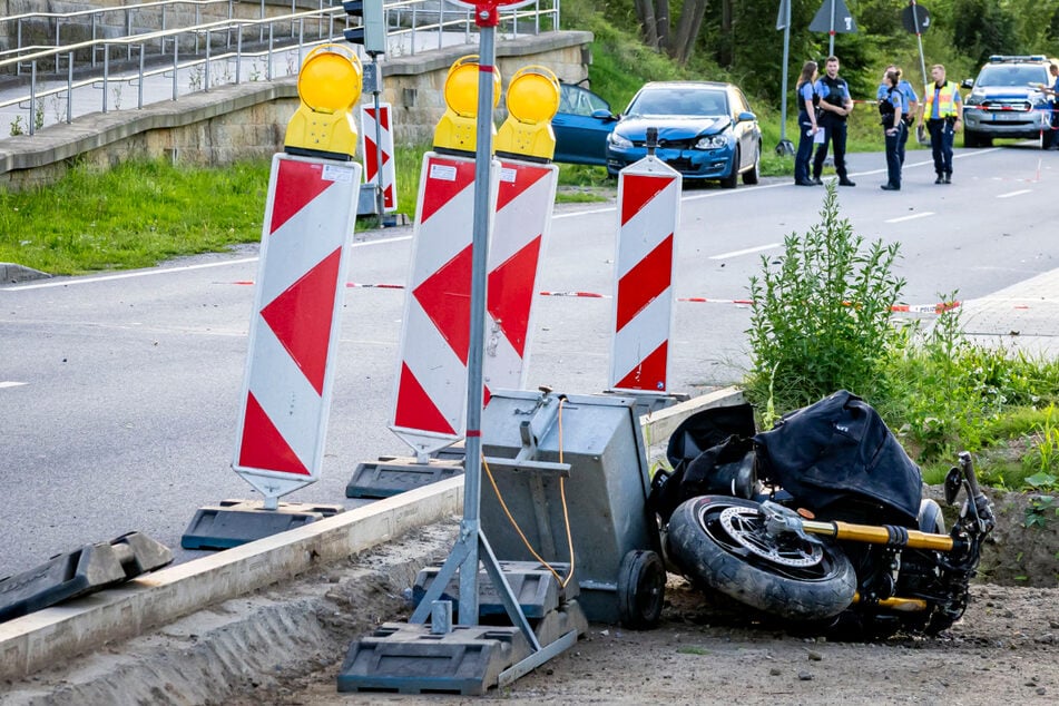 Motorradfahrer kracht gegen VW Golf und muss nach schwerem Unfall reanimiert werden