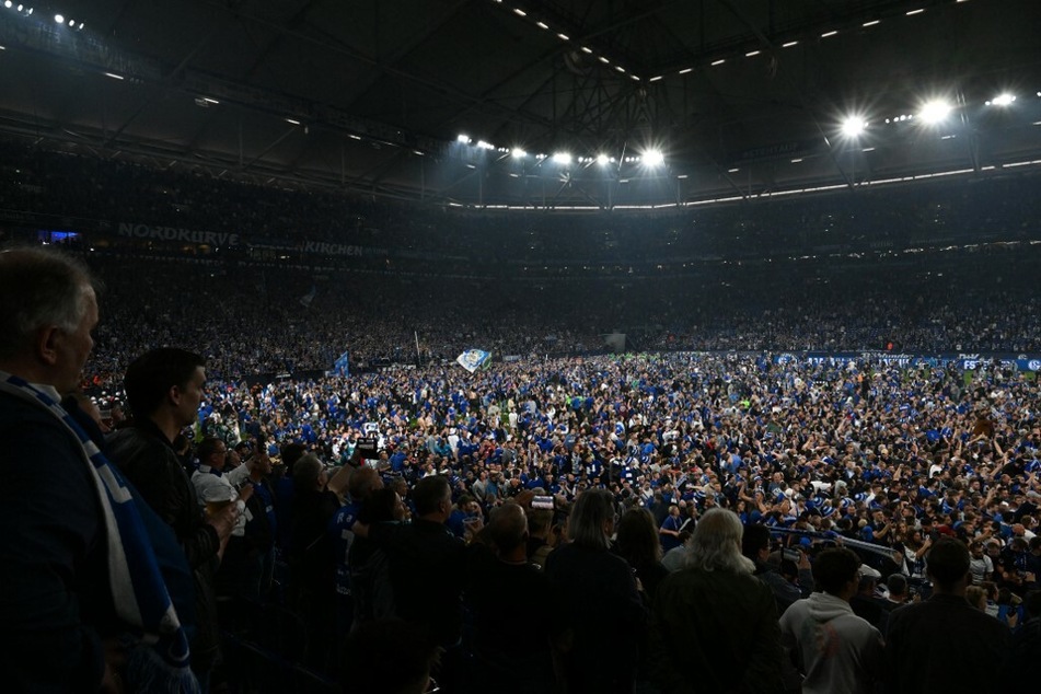 Rund 10.000 Fans hatten nach dem Aufstieg den Innenraum des Stadions gestürmt.