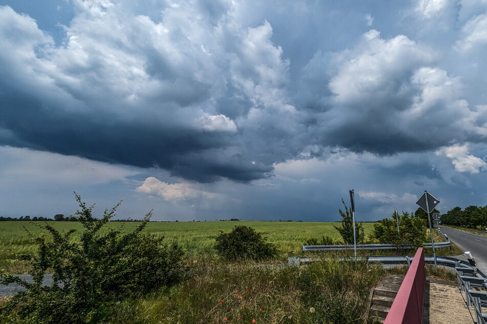 Am Wochenende waren dunkle Wolken über Leipzig zu und der Umgebung zu sehen.