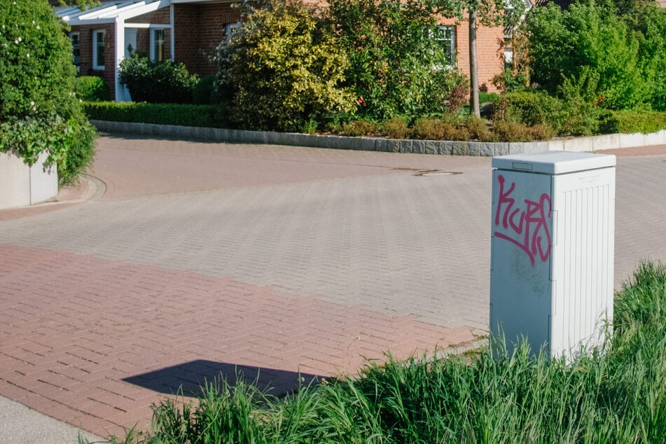 Suff-Fahrer kracht in Stromkasten: Wohngebiet plötzlich ohne Strom