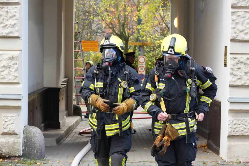 Unter Atemschutz löschten Einsatzkräfte der Feuerwehr die Flammen.