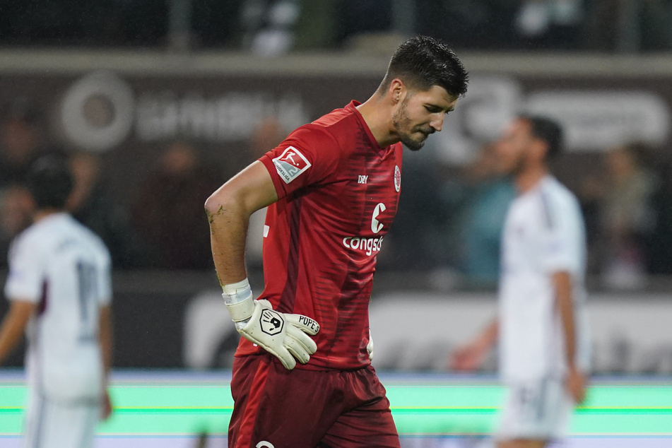 Während Torwart Nikola Vasilj (27) beim FC St. Pauli unangefochten ist, muss er bei der Nationalmannschaft mit dem Platz auf der Bank vorliebnehmen.