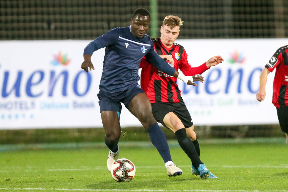 Roman Bekö (r.) im Januar im CFC-Trainingslager gegen Hamidou Traoré (Demirspor).