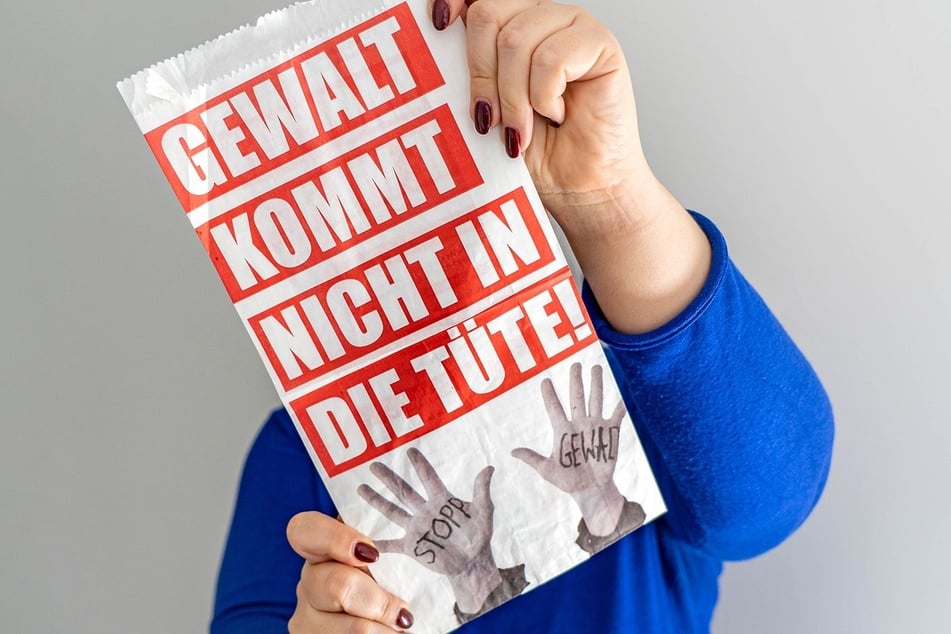 Mit der Aktion "Gewalt kommt nicht in die Tüte" macht Magdeburg auf Gewalt gegen Frauen aufmerksam - mit Brötchentüten!