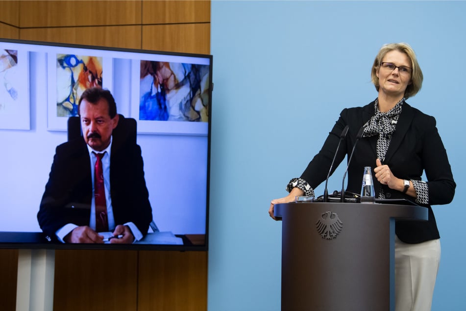 Anja Karliczek (CDU), Bundesministerin für Bildung und Forschung, äußert sich zusammen dem per Video zugeschalteten Mediziner Michael Albrecht, Medizinischer Vorstand des Uniklinikums Dresden, zum aktuellen Stand in der Covid-19-Behandlung.