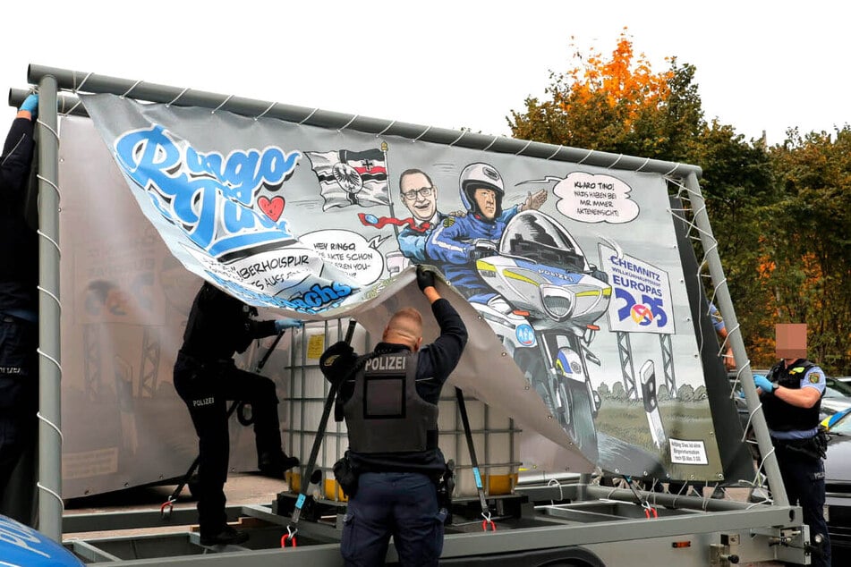 Dieses Plakat hatten Aktivisten im Oktober 2025 vor der Chemnitzer Polizeidirektion enthüllt.