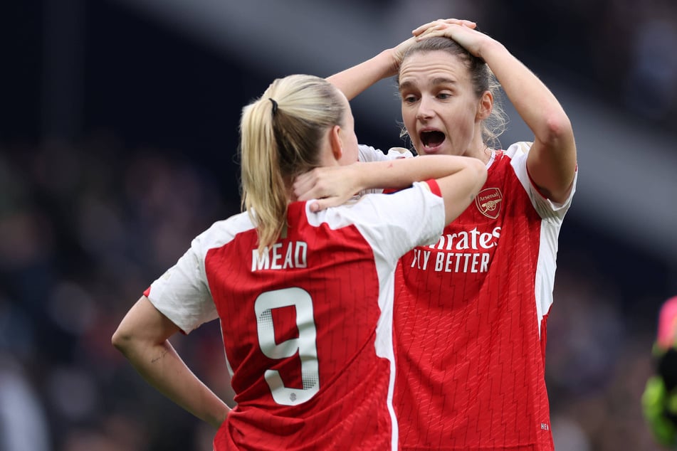 Vivianne Miedema (28, r.) kann heute ihre Freundin Beth Mead (30, l.) aus dem Turnier werfen. Beide spielten zusammen für Arsenal WFC.