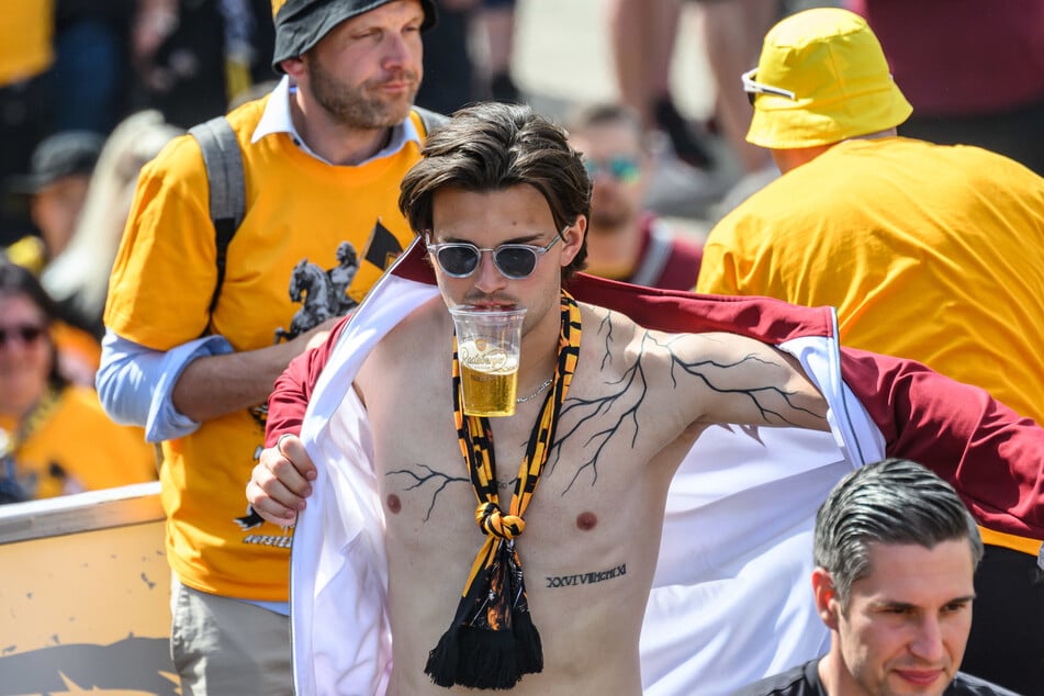 Sonnenbrille, freier Oberkörper und Bier: Tim Schreiber genoss die Aufstiegsfeier.