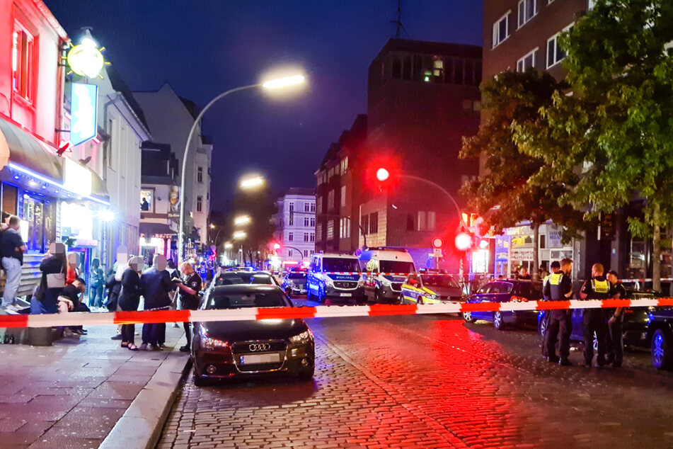 Die Polizei sperrte die Straße weiträumig ab.