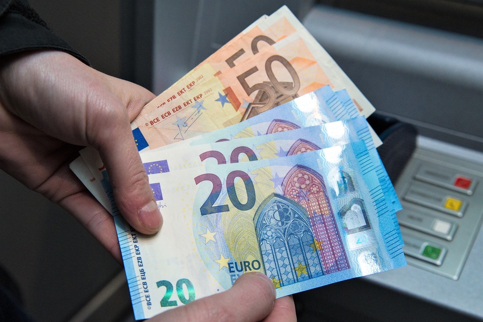 Nach einem 800-Euro-Fund am Mittwoch in einem Geldautomaten in Sachsen-Anhalt, konnte die 74 Jahre alte Besitzerin ausfindig gemacht werden. (Symbolbild)