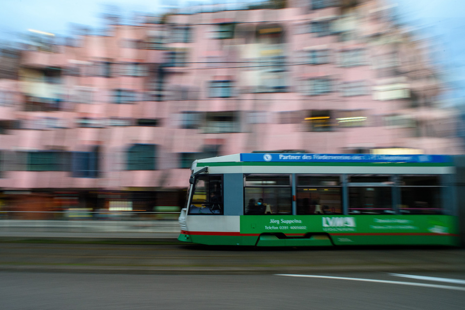 Ein unbekannter junger Mann hat sich während der Fahrt an einer Straßenbahn festgehalten und so befördern lassen. (Symbolbild)