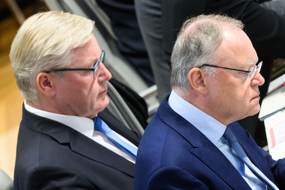 Niedersachsens Ministerpräsident Stephan Weil (63, SPD, r.) und sein Herausforderer Bernd Althusmann (55, CDU) treten vor der Landtagswahl am Dienstagabend zu einem TV-Duell an. (Archivfoto)
