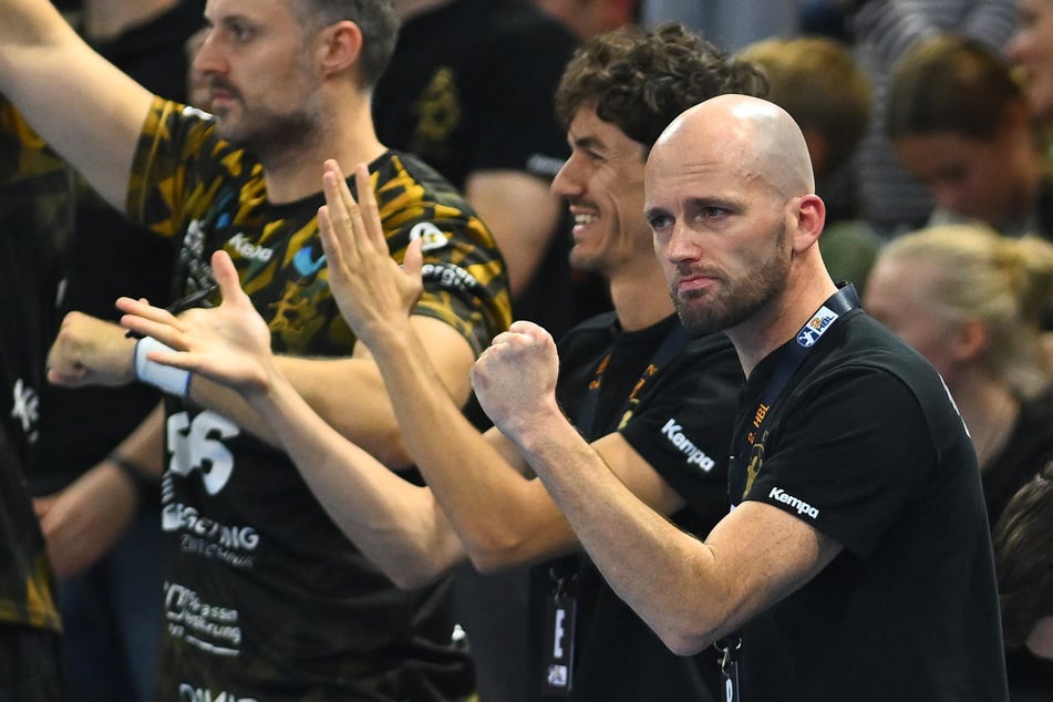 Nicht nur das Ergebnis stimmte, auch die Abwehrarbeit seines Teams überzeugte HCE-Coach André Haber (40, r.).