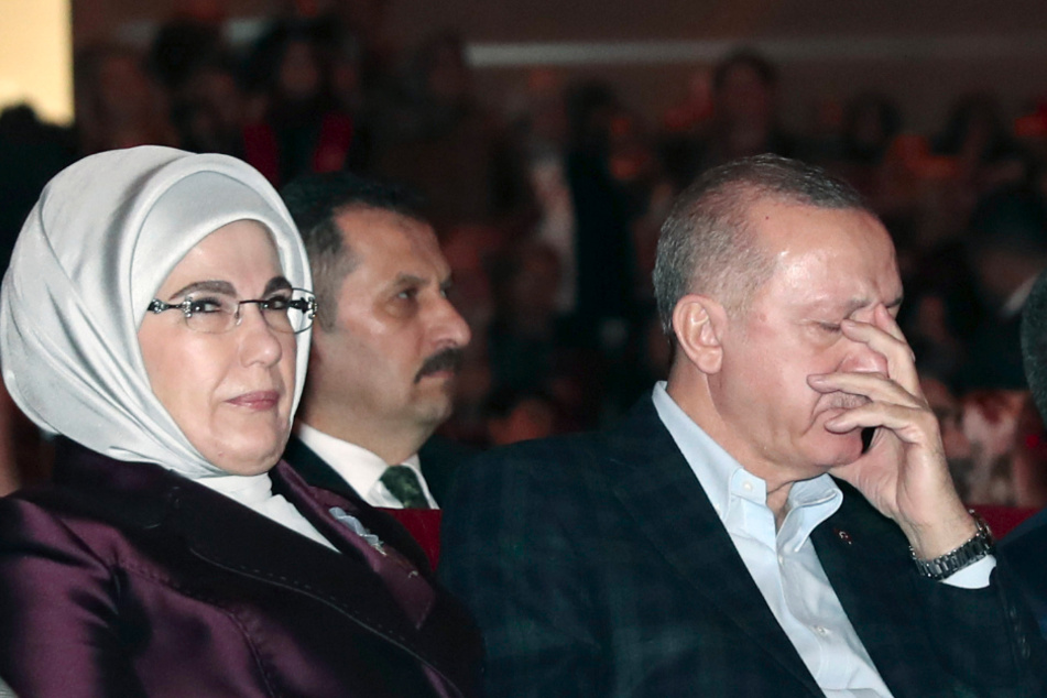 Recep Tayyip Erdogan (re.) nimmt an einer Veranstaltung zum Weltfrauentag an der er mit seiner Frau Emine Erdogan (li.) teil.