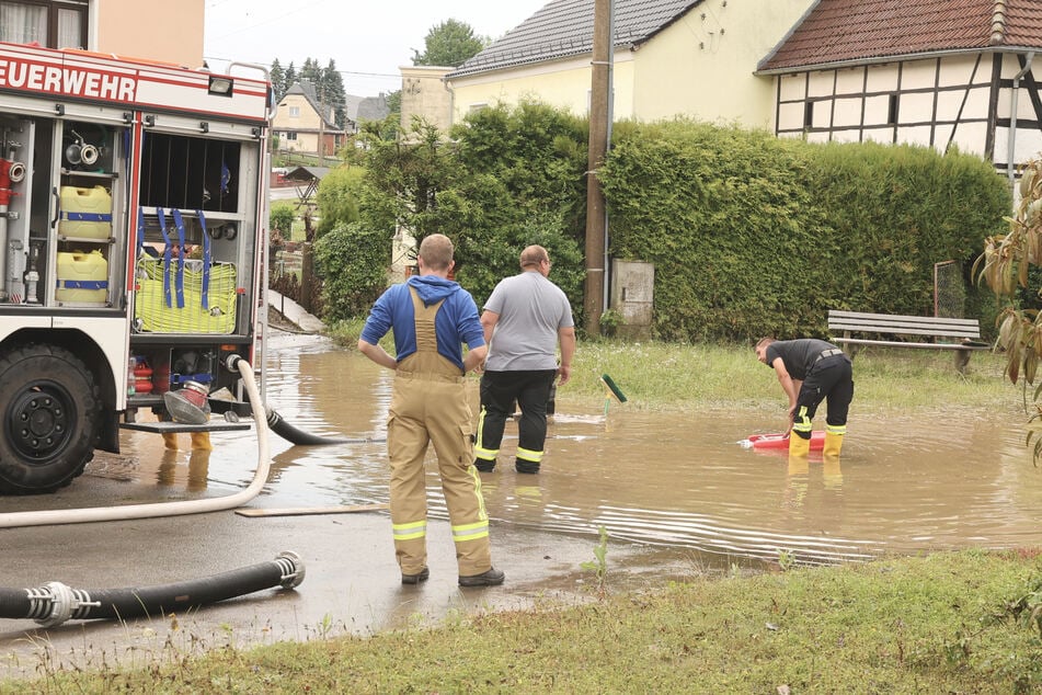 Auch im thüringischen Hilbersdorf musste die Feuerwehr Wasser abpumpen.