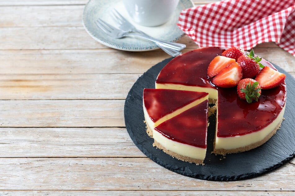 Gut gekühlt schmeckt der Erdbeer-Cheesecake am besten.