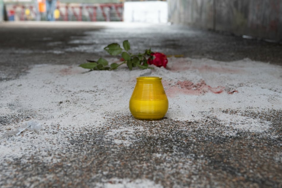 Eine Rose und eine Kerze wurden in der Unterführung zum Monbijoupark im Bezirk Mitte abgelegt.