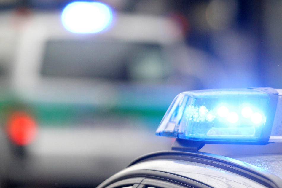 Die Polizei hat in Bayern einen Jugendlichen (14) festgenommen, der einen Senior (88) im um die Summe von 50.000 Euro bringen wollte. (Symbolbild)