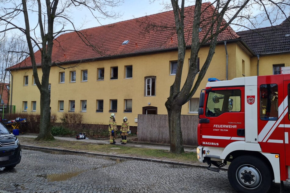 Rettungskräfte brachten am Samstag zwei Personen aus Stahnsdorf in ein Krankenhaus.