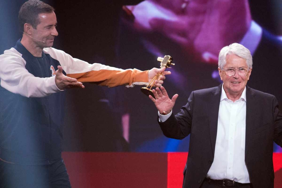 Berlin im September 2019: Berlin: Moderator Frank Elstner (80, r.) bekommt von Moderator Kai Pflaume (54) den YouTube Goldene Kamera Digital Award in der Kategorie "Bester Newcomer" verliehen.