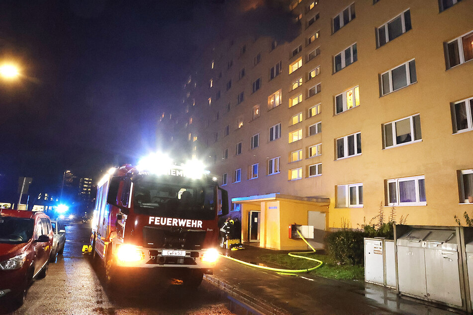 Feuerwehreinsatz im Chemnitzer Zentrum: In der Mühlenstraße brannte am Montagabend ein Wohnblock.