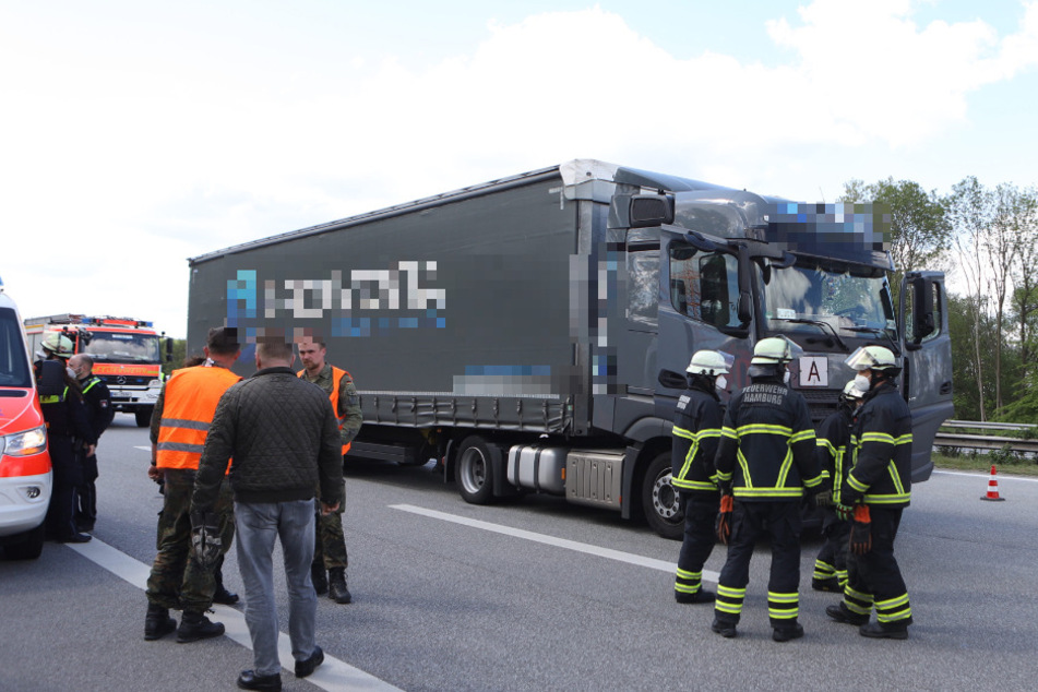 Drama auf der Autobahn: Lkw-Fahrer bricht hinterm Steuer zusammen