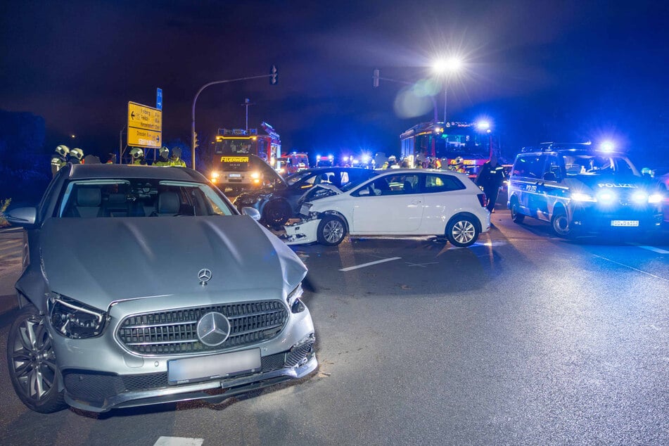 Drei Autos krachten auf der Coventrystraße zusammen.