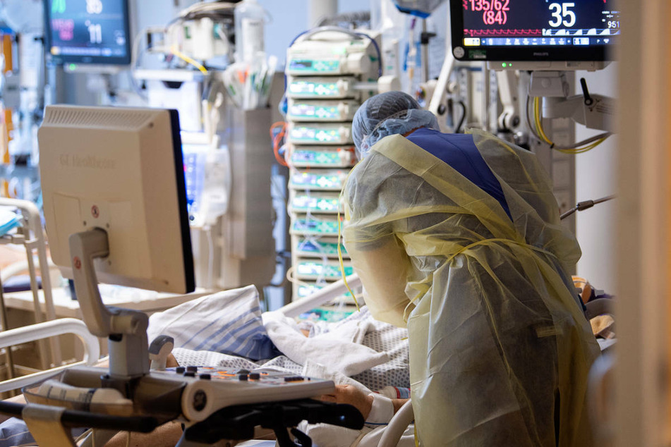 Laut der Berufsgenossenschaftlichen Unfallkliniken lägen bundesweit weit über 100.000 Anträge auf Anerkennung von Long-Covid als Berufskrankheit von Klinikpersonal bei den Versicherungen vor.
