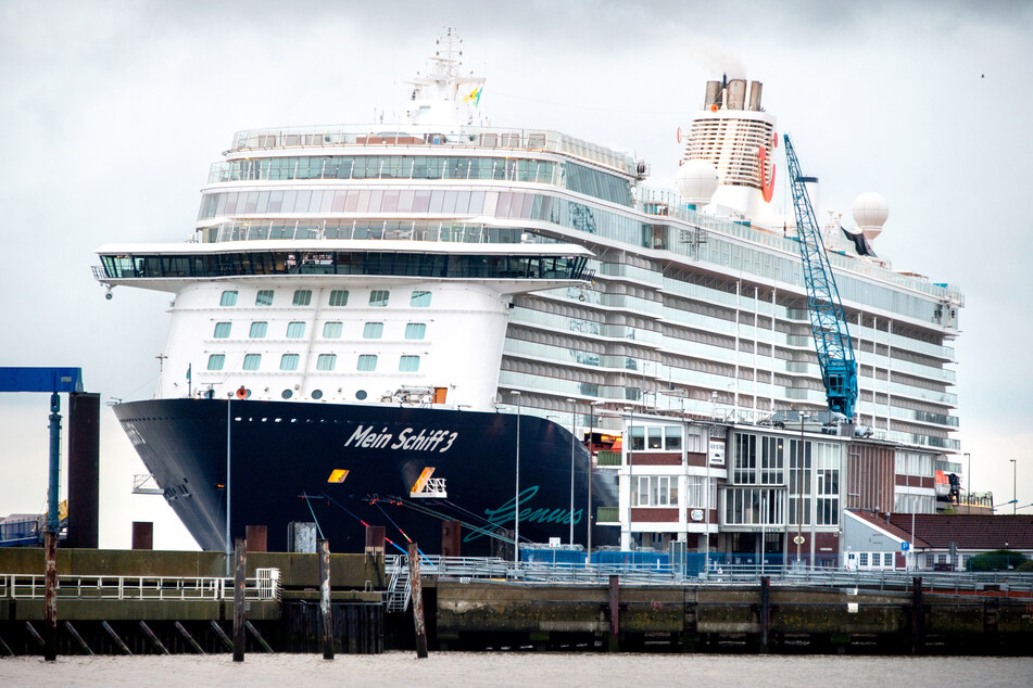 Das Kreuzfahrtschiff "Mein Schiff 3" der Reederei TUI Cruises liegt an einem Kai im Hafen.