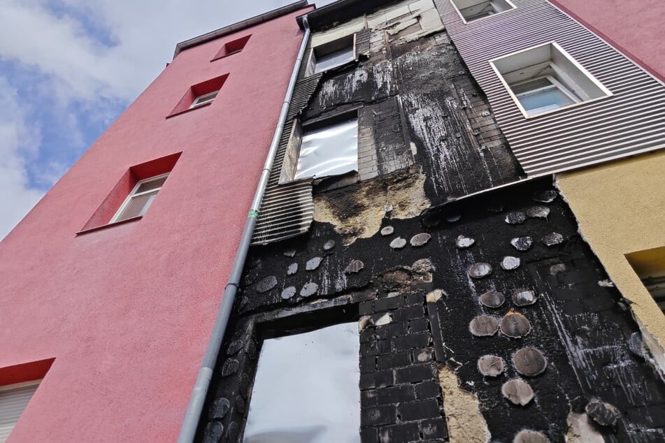 Die Fenster wurden durch Metallplatten provisorisch abgedeckt.