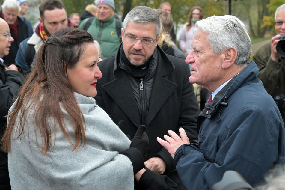 Brandenburgs Kulturministerin Manja Schüle (48, SPD) und Potsdams Oberbürgermeister Mike Schubert (51, SPD, M.) kamen zur Gedenkveranstaltung.