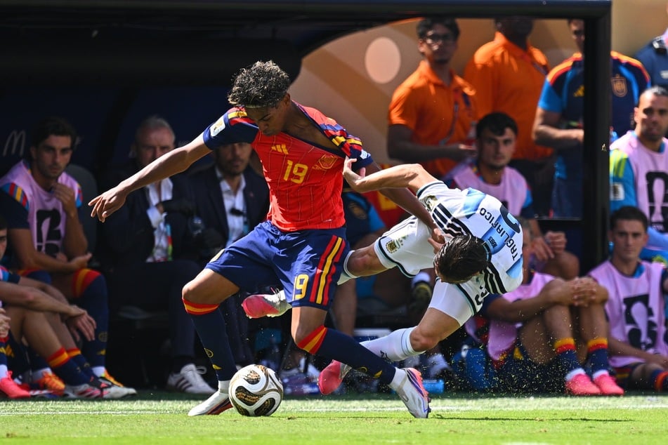 Mehr Kampf als Kunst: Spanien und Argentinien schenken sich im WM-Finale bislang ganz wenig.