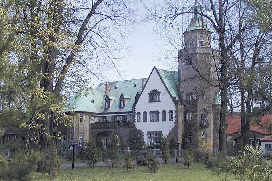 Zuvor wurde bereits das Schloss Bärwalde (bei Boxberg) in Fitzeks "Königreich" eingegliedert. Auch im Erzgebirge ist er präsent.