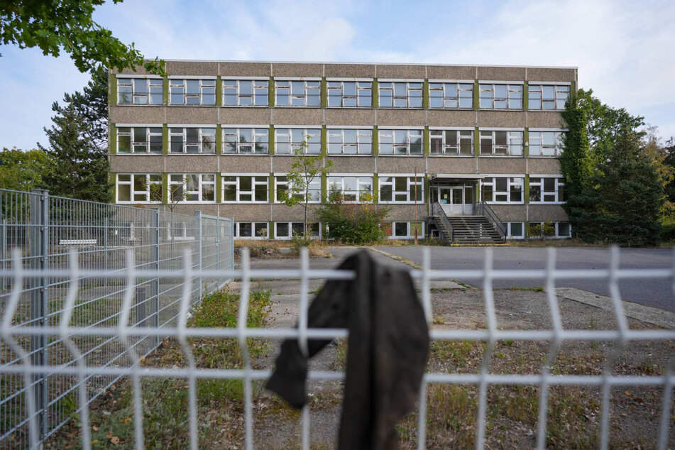 Das leer stehende Schulgebäude ist als Unterkunft für Geflüchtete vorgesehen. (Archivbild)