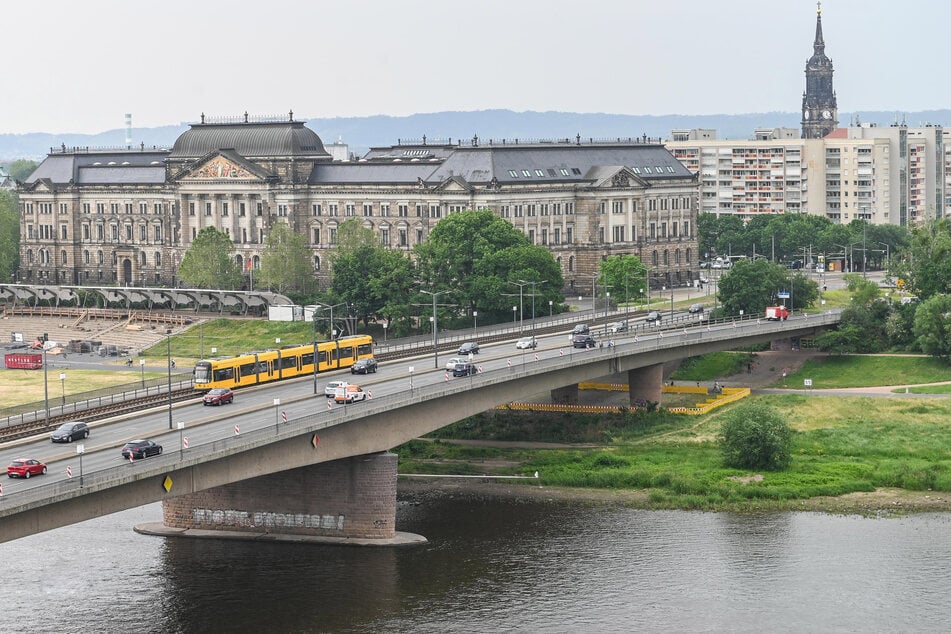 Eine neue Elbquerung mit vier Fahrspuren für Autos wie auf der alten Carolabrücke zu bauen, hält das Bündnis für "verkehrspolitischen Fanatismus".