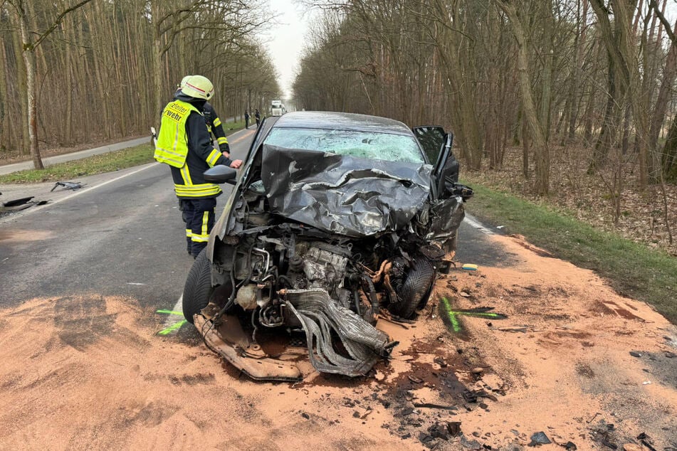 Beide Fahrzeuge wurden bei dem Unfall stark beschädigt.