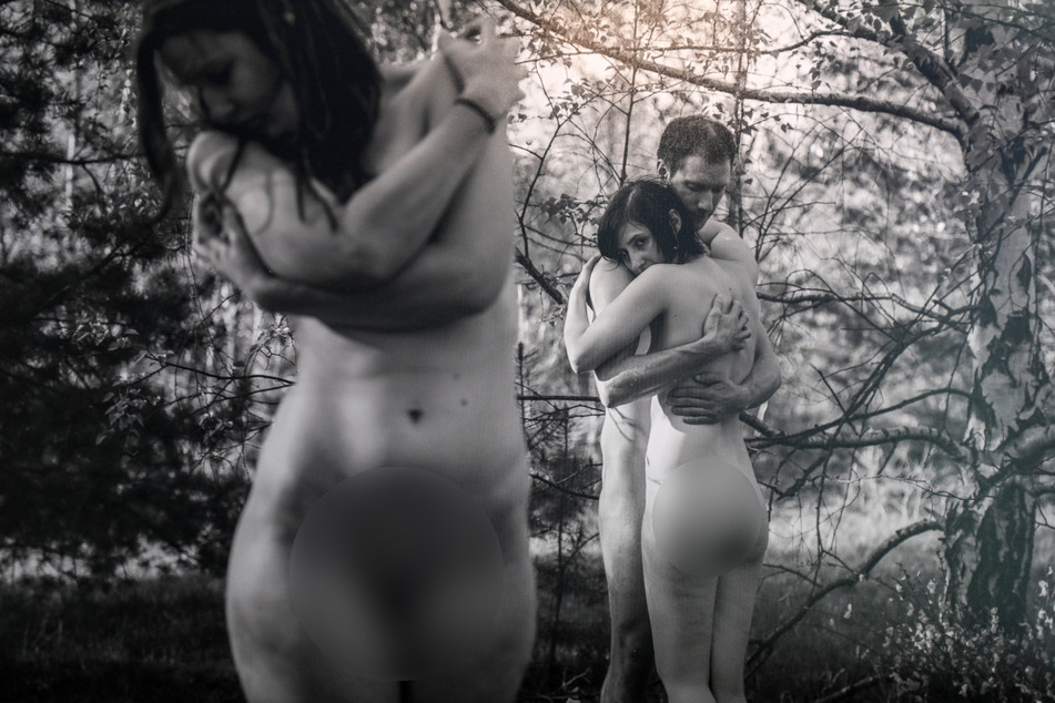 Eine von Matthias Naumanns Paar-Aufnahmen. Nackte Körper, an den empfindlichen Stellen verdeckt. (Im Original ohne Pixelung)