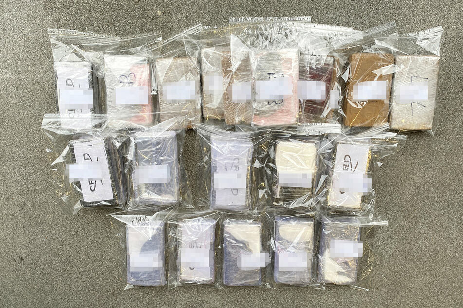 In 27 einzelnen Päckchen, die jeweils etwa ein Kilo Kokain beinhalteten, waren die Drogen abgepackt.