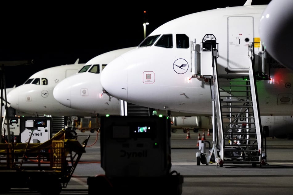 Zahlreiche Maschinen der Lufthansa werden am Donnerstag wegen des Streiks des Kabinenpersonals am Boden bleiben.