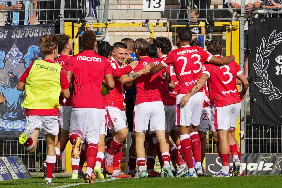 Energie Cottbus feiert den kuriosen Treffer zum 1:0 und schließlich den ersten Dreier seit dem Erfolg gegen Schweinfurt.