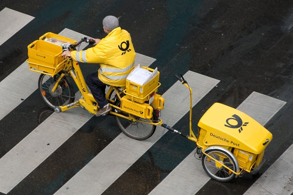 Die Warnstreiks im Tarifkonflikt bei Deutscher Post und DHL treffen in Bayern nun Haushalte und Unternehmen auf dem Land. (Symbolbild)