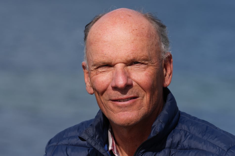 Meeresbiologe Boris Culik drängt die Einsatzkräfte zur Eile. Der sinkende Wasserstand sei lebensgefährlich für den Wal.