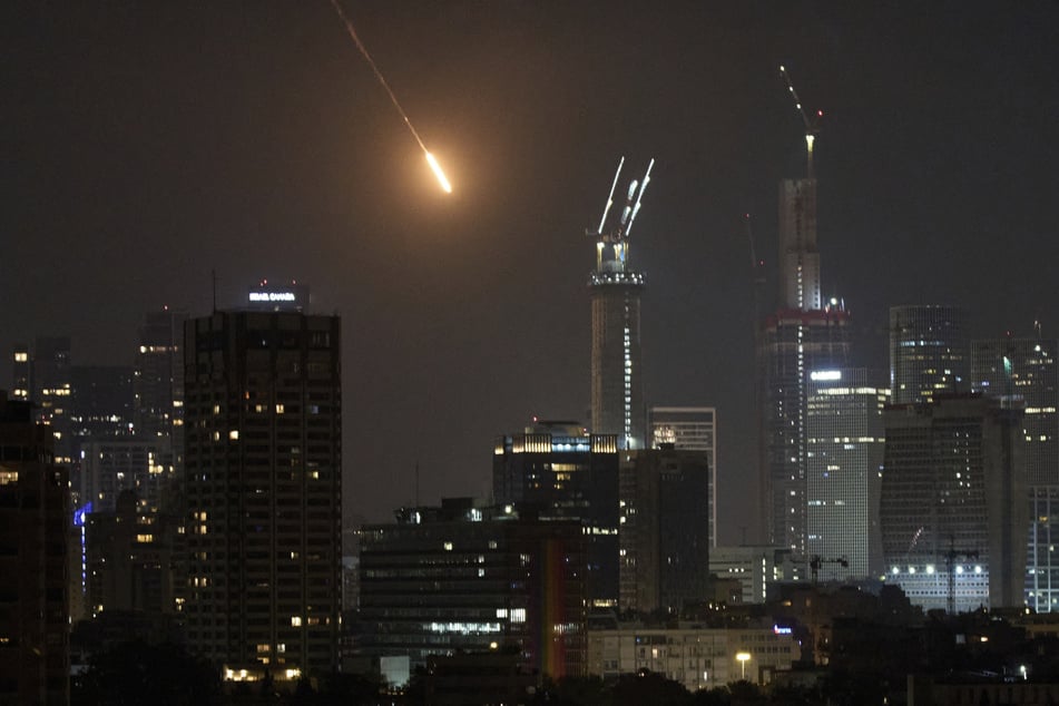 Eine Rakete aus dem Iran ist über Tel Aviv zu sehen.