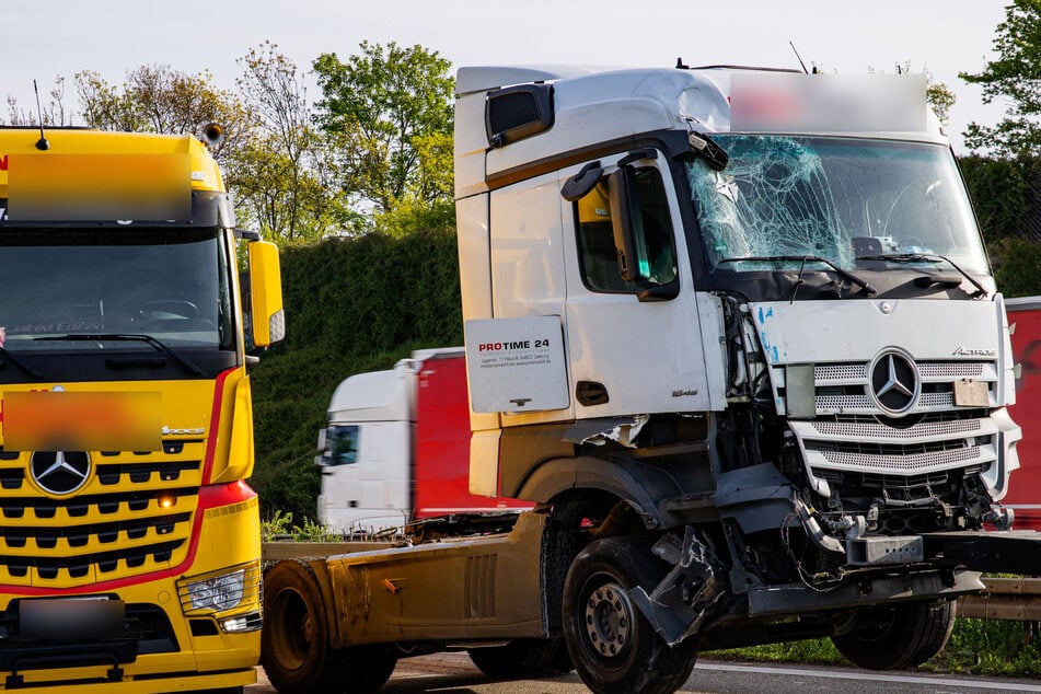 Der Sattelzug war in die Baustelle hineingekracht. Wie es zu dem Unfall kommen konnte, ist nun Gegenstand der polizeilichen Ermittlungen.