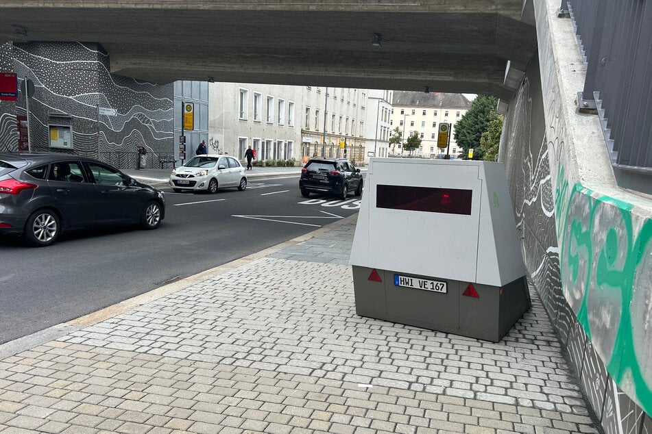 Am Plauener Bahnhof wurde der Blitzeranhänger aufgestellt.