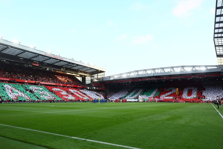 Vor dem Anpfiff zeigten die Fans an der Anfield Road eine bewegende Choreografie mit den Initialien von Diogo Jota (†28) und seinem Bruder André Silva (†25).