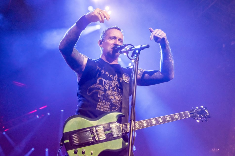 Für den Höhepunkt sorgte dabei Frontmann Michael Poulsen, als dieser...